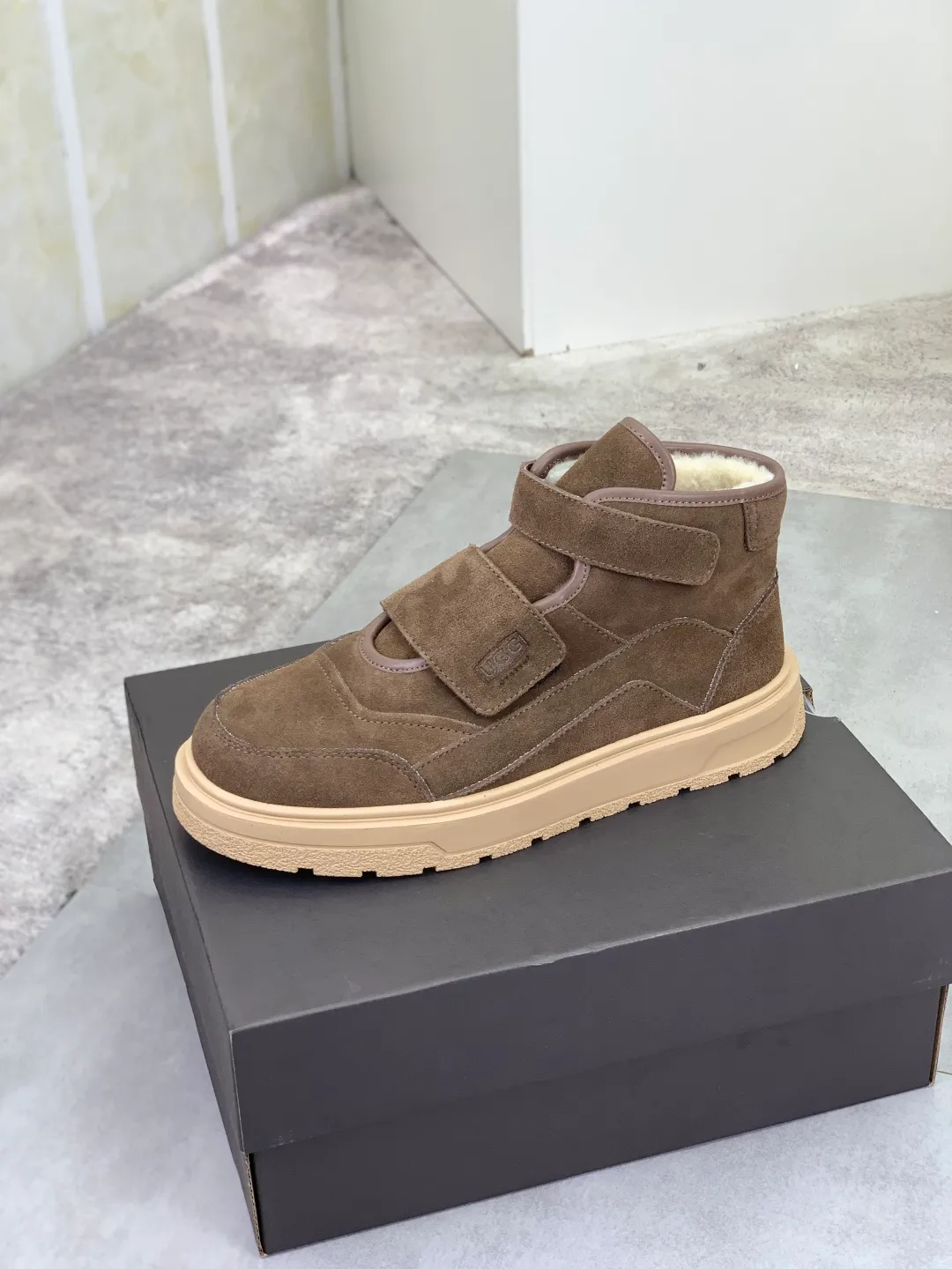Men's shoes 💰P580 New arrival 🆕🆕🆕 26 New IUGGI Velcro men's shoes Fashionable and casual Velcro men's shoes. First layer suede cowhide + lining wool Rubber outsole Lightweight and non-slip Size: 39-44 Color: three colors